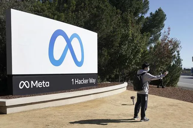 Logo-ul Meta la intrarea în sediul companiei din California.