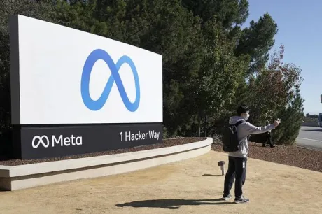 Logo-ul Meta la intrarea în sediul companiei din California.