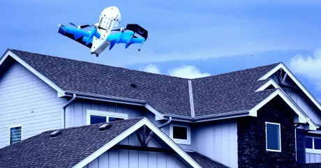 O dronă livrând un colet pe acoperișul unei case în Texas.