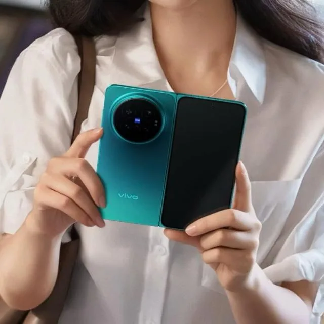 Un telefon pliabil vivo X Fold6 ținut în mână, cu un design elegant și modern.