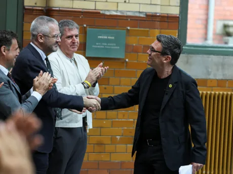 Andy Burnham discutând despre descentralizare și reforme economice în Manchester.