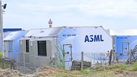 Instalații ASML pentru dezvoltarea tehnologiei semiconductorilor avansați.