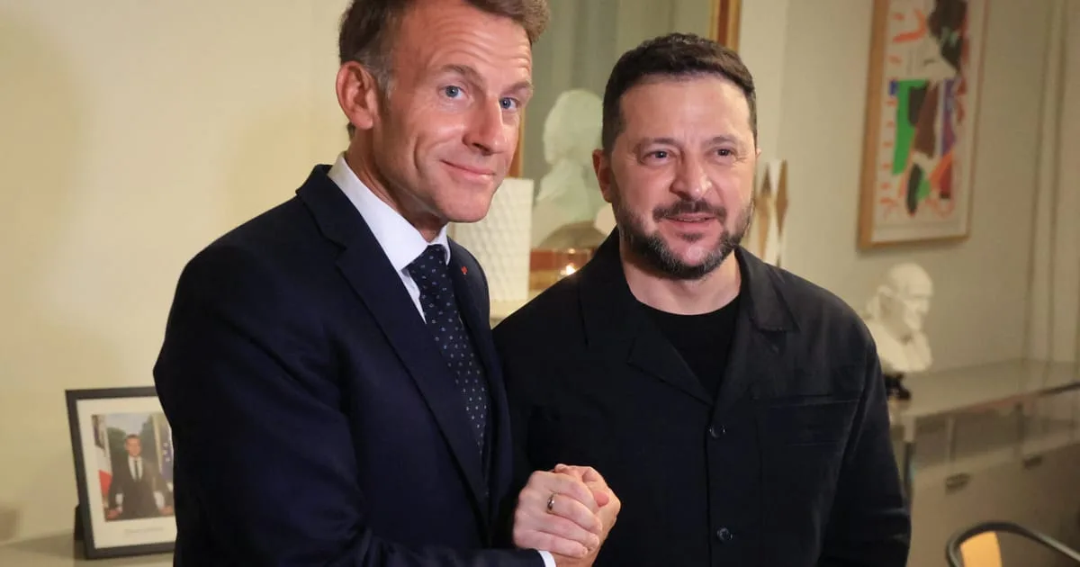 Emmanuel Macron și Volodimir Zelenski discutând despre energia regională.