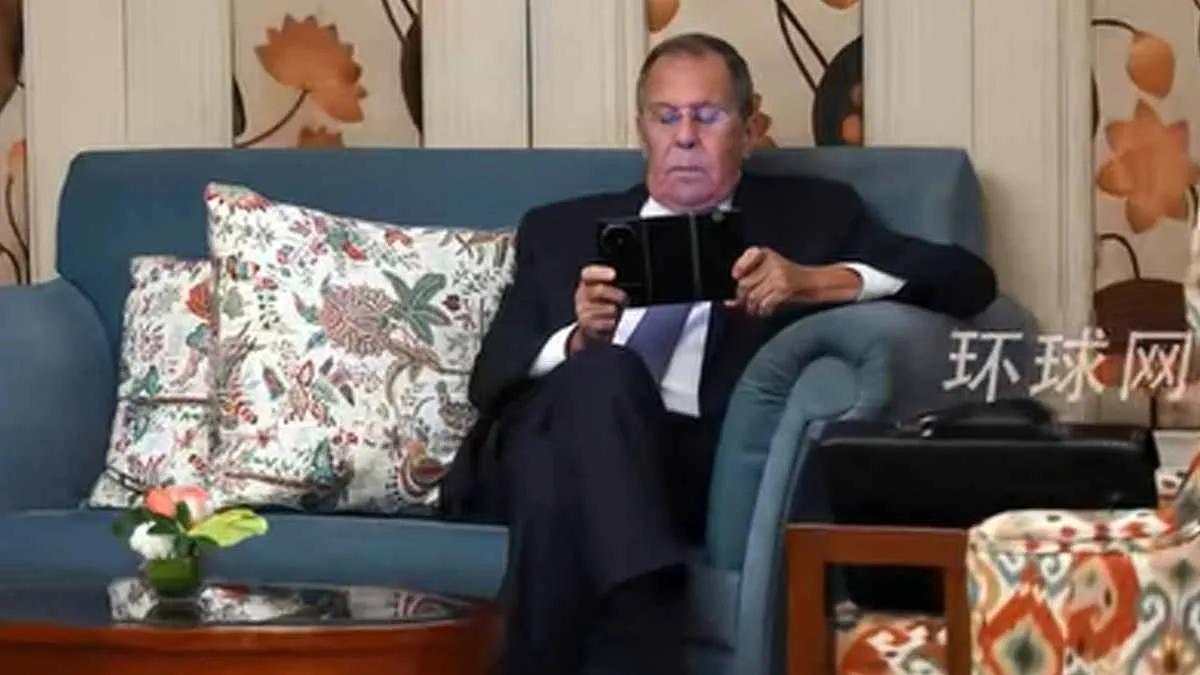 Serghei Lavrov folosește un telefon pliabil Huawei la summitul BRICS.