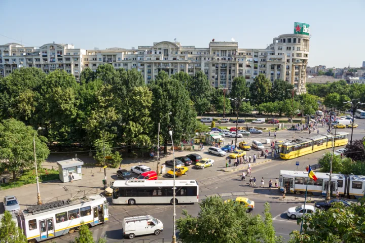 Peisaj urban aglomerat, cu clădiri și trafic intens în București.