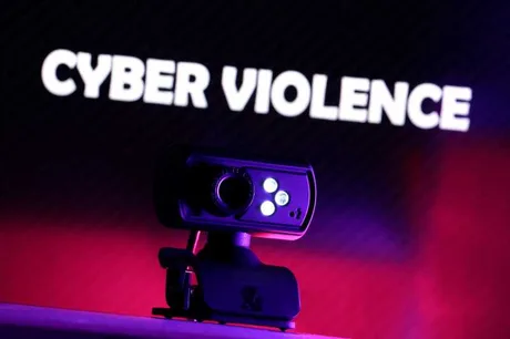 Camera web pe fundal cu mesaj despre violența cibernetică.