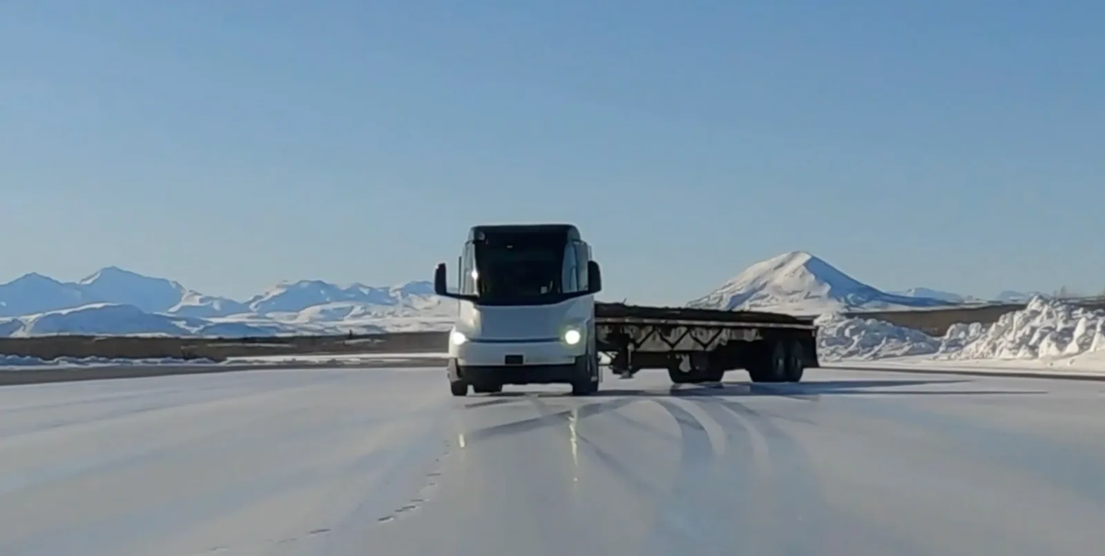 Camionul electric Semi Tesla testează controlul de stabilitate pe gheață.