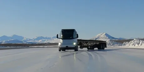 Camionul electric Semi Tesla testează controlul de stabilitate pe gheață.
