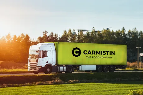 Camion Carmistin pe drum, simbolizând expansiunea internațională.
