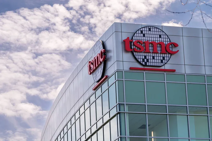 Clădirea TSMC sub un cer cu nori, simbolizând inovația în tehnologia cipurilor.