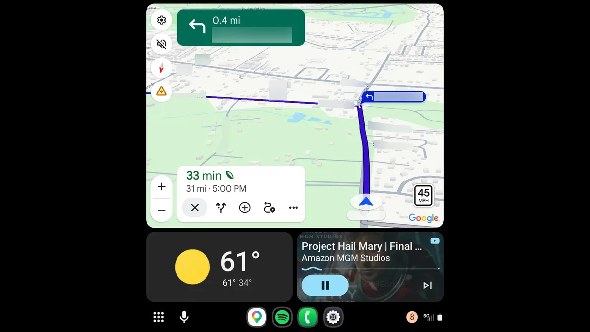 Interfața Android Auto cu controale audio YouTube activată.