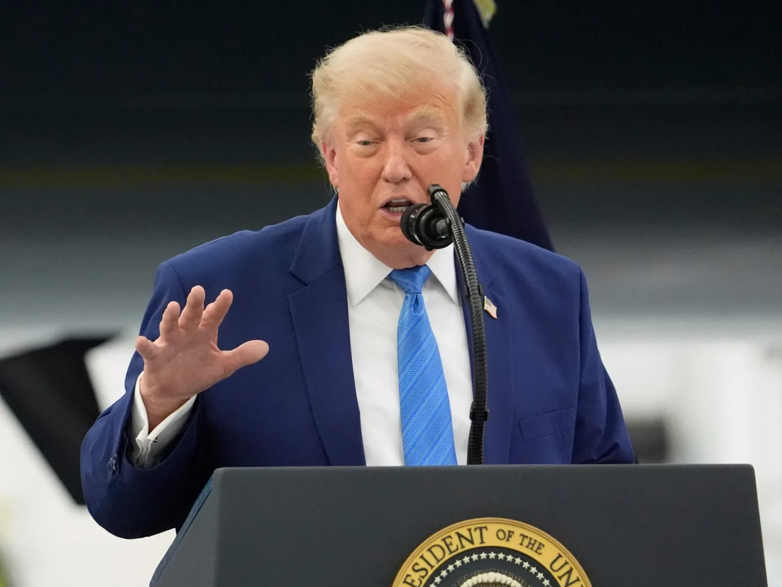 Donald Trump discută despre taxe de tranzit în Strâmtoarea Hormuz.