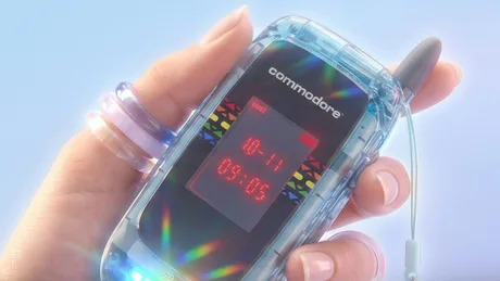 Telefon flip modern cu design retro și funcții limitate pentru o experiență digitală controlată.