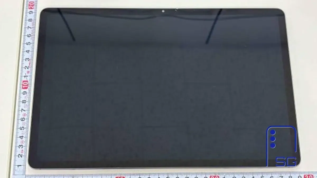 Galaxy Tab S12+ cu cameră frontală integrată în ramă, design distinctiv.