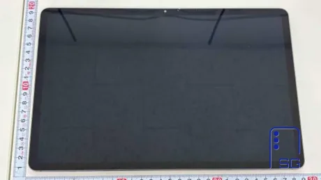 Galaxy Tab S12+ cu cameră frontală integrată în ramă, design distinctiv.