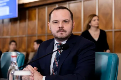 Alexandru Rogobete în timpul unei întâlniri politice importante.