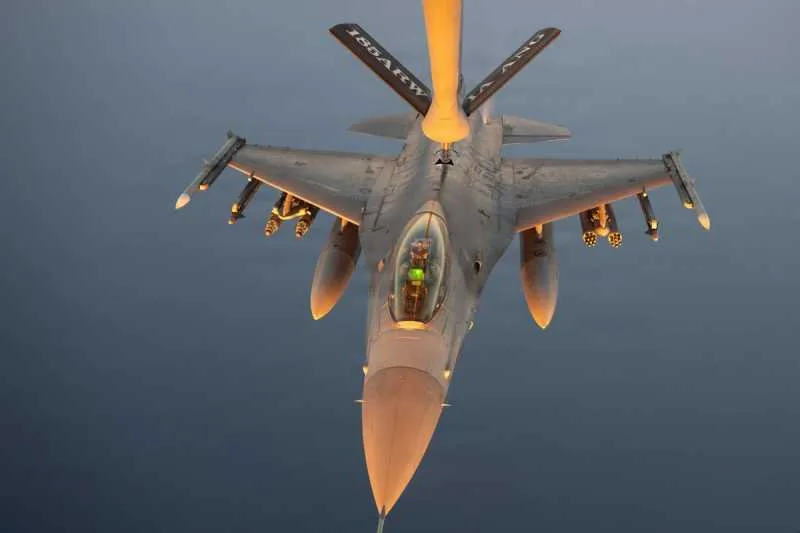 Avion militar în zbor, pregătit pentru misiuni de apărare.