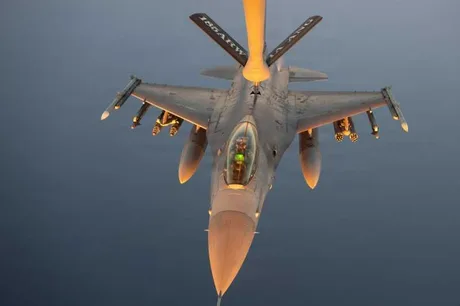 Avion militar în zbor, pregătit pentru misiuni de apărare.