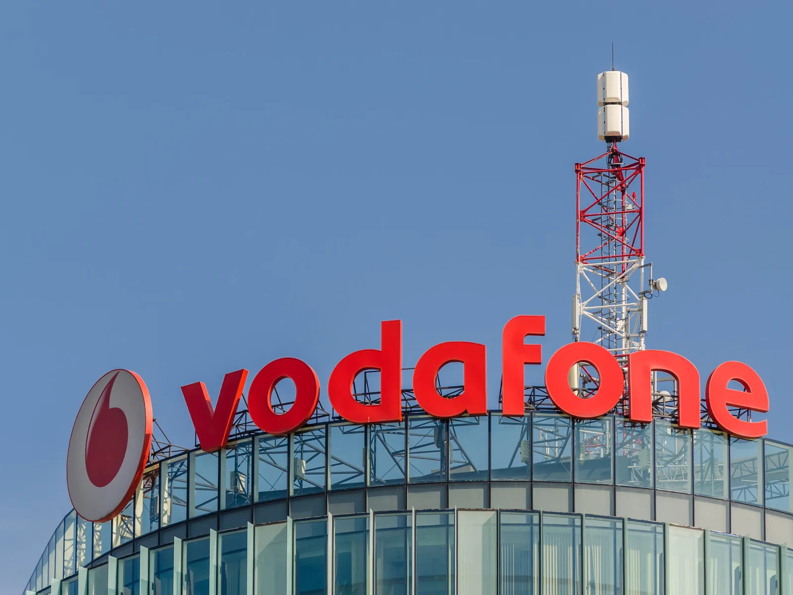 Logo Vodafone pe un clădire, simbolizând creșterea tarifelor în 2026.