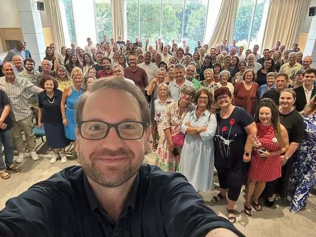 Dominic Fritz alături de susținători la o întâlnire USR, promovând continuitatea proiectelor locale.