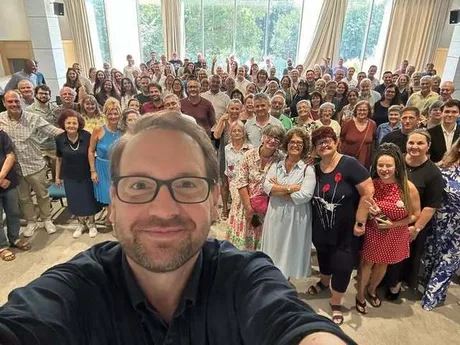 Dominic Fritz alături de susținători la o întâlnire USR, promovând continuitatea proiectelor locale.
