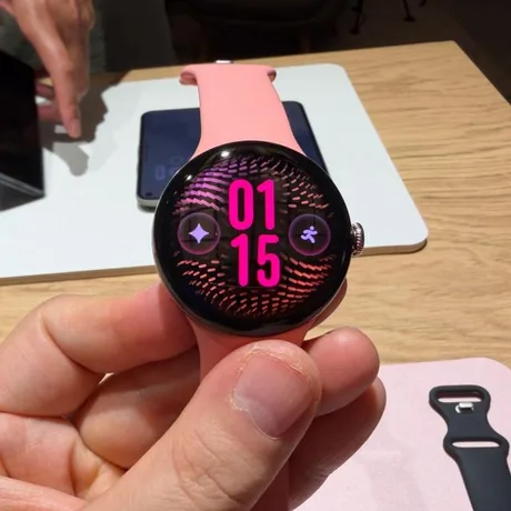 Pixel Watch 5 cu un design modern și un ecran vibrant, prezentat în mână.