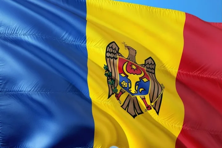 Steagul Moldovei fluturând în vânt, simbolizând noua bursă internațională.