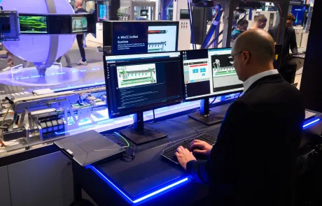 Un angajat lucrează la un sistem de inteligență artificială într-un mediu modern.