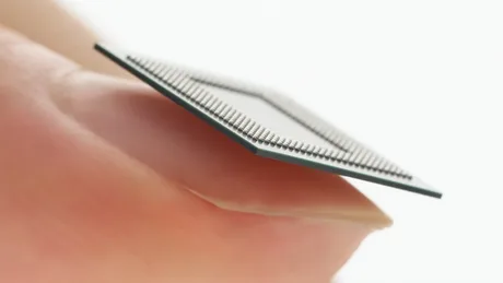 Cip DRAM testat de Apple, cu detalii tehnice vizibile pe suprafață.