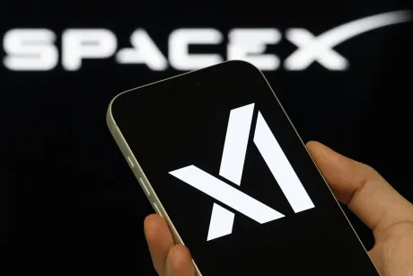 Logo SpaceX pe un telefon mobil, simbolizând inovația în tehnologie.