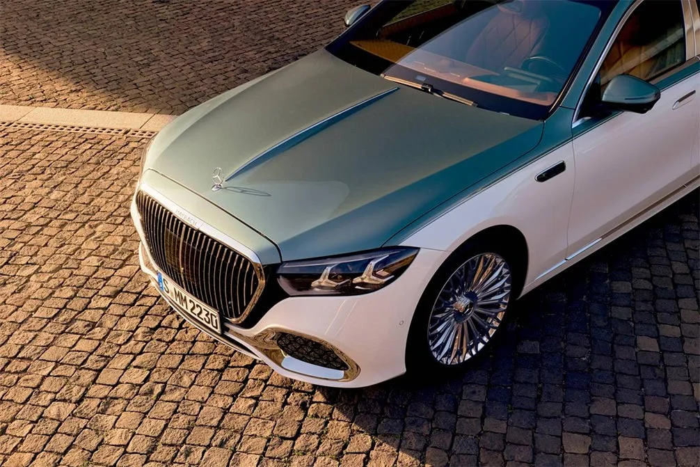 Vedere laterală a noului Mercedes-Maybach S-Class facelift.
