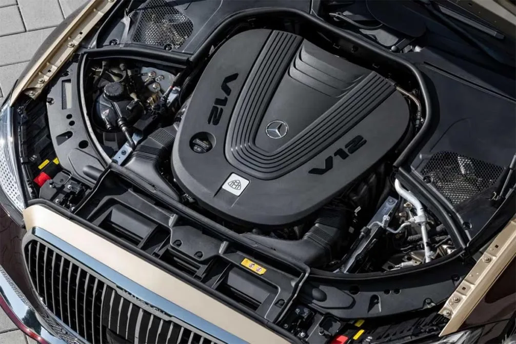 Motorul V12 al modelului Mercedes-Maybach S-Class.