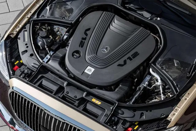 Motorul V12 al modelului Mercedes-Maybach S-Class.