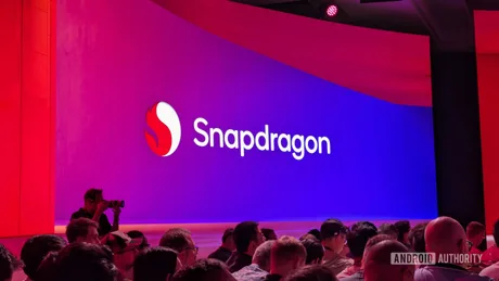 Logo Snapdragon pe un fundal colorat, cu publicul în față.