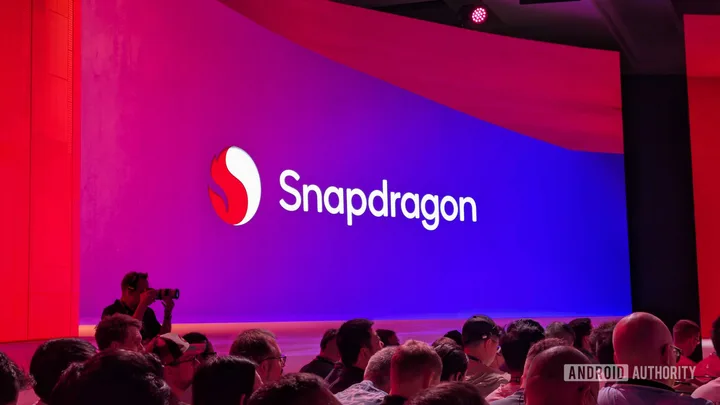 Logo Snapdragon pe un fundal colorat, cu publicul în față.