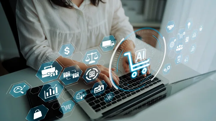 O persoană folosește un laptop pentru plăți digitale cu simboluri AI și comerciale.
