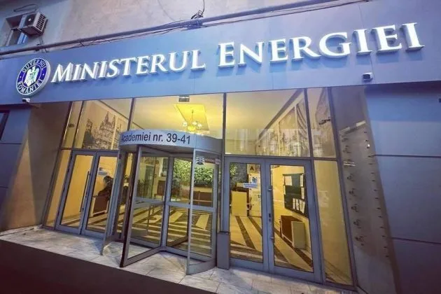 Clădirea Ministerului Energiei din România, cu uși de sticlă și logo-ul ministerului.