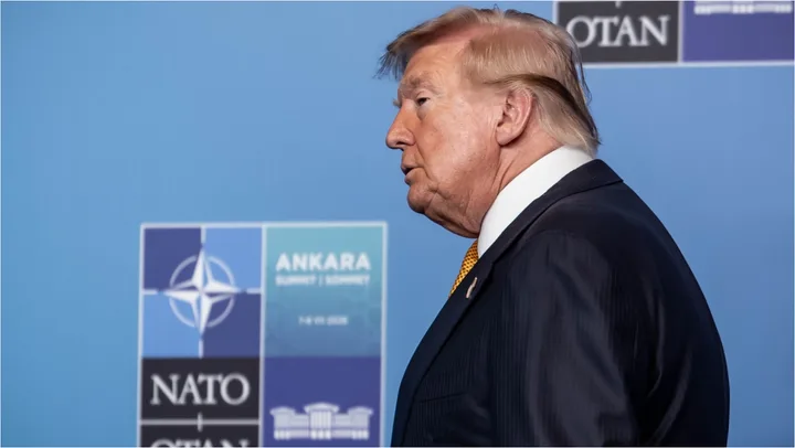 Donald Trump la summitul NATO, discutând despre securitate și amenințări.