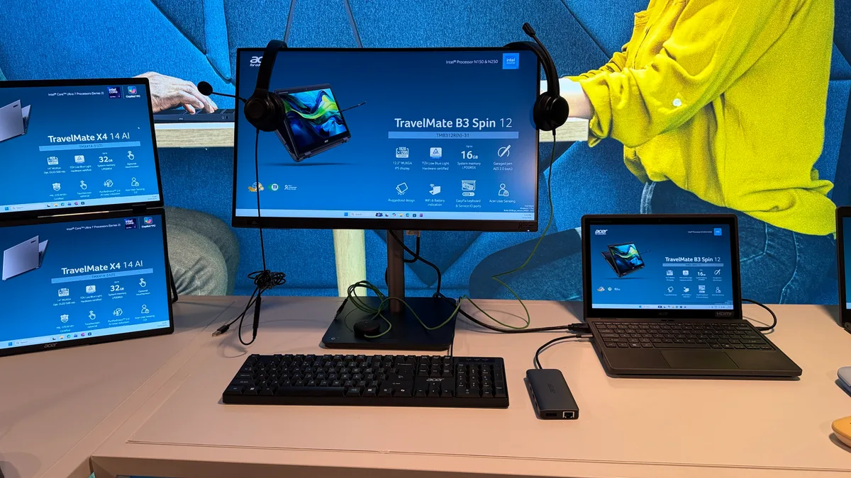 Laptopuri Acer TravelMate prezentate la conferința din Milano.