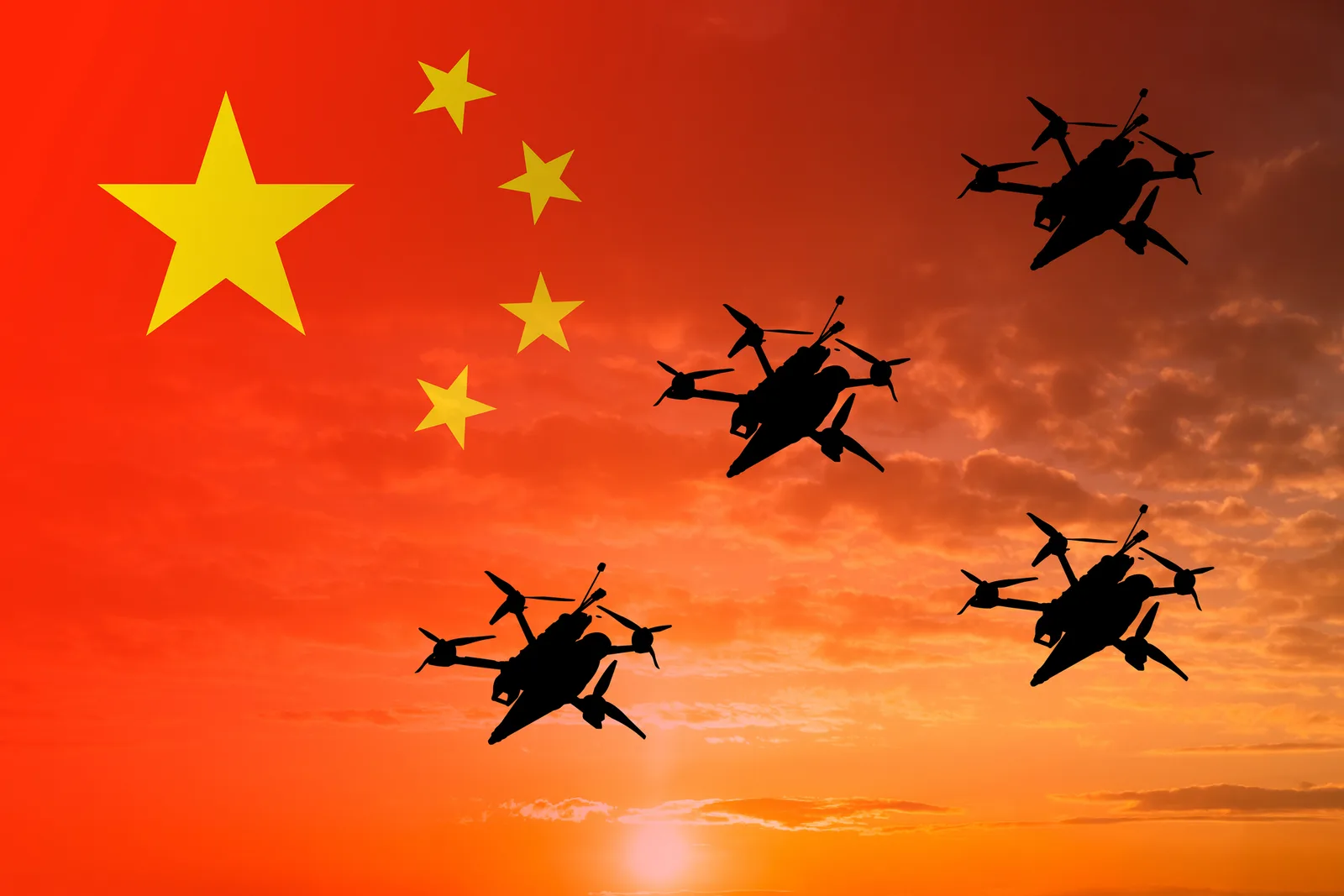 Drone zburând pe fundalul steagului Chinei la apus.