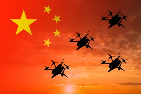 Drone zburând pe fundalul steagului Chinei la apus.