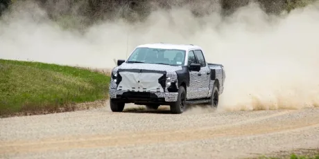 Prototipul pickup-ului electric Ford pe drumuri publice în Long Beach.