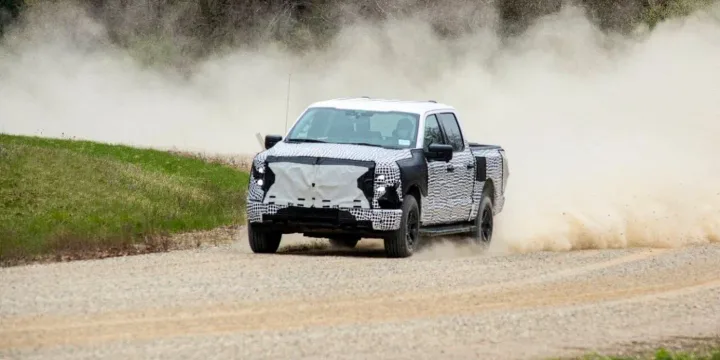 Prototipul pickup-ului electric Ford pe drumuri publice în Long Beach.