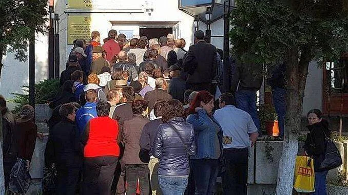 Fermieri așteptând la rând pentru depunerea cererilor APIA.