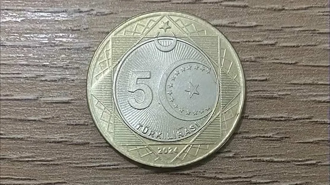 Monedă comemorativă de 5 lire dedicată summitului NATO de la Ankara.