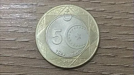 Monedă comemorativă de 5 lire dedicată summitului NATO de la Ankara.