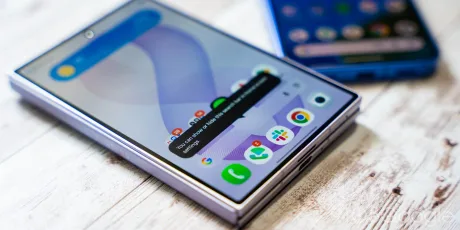 Noua bară de căutare pe ecranul principal al Samsung.