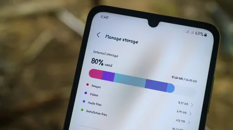 Ecranul unui telefon care arată utilizarea stocării interne, cu procente pentru imagini și videoclipuri.