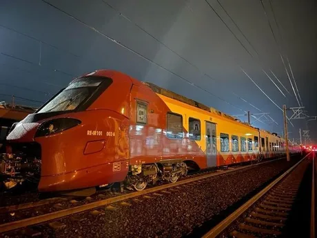 Tren Alstom Coradia pe calea ferată, pregătit pentru plecare.