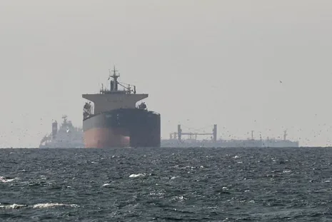 Petrolier kuweitian ancorat în apele Dubaiului, atacat recent.
